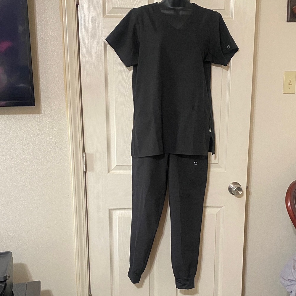 Wink 123 black womens scrub set